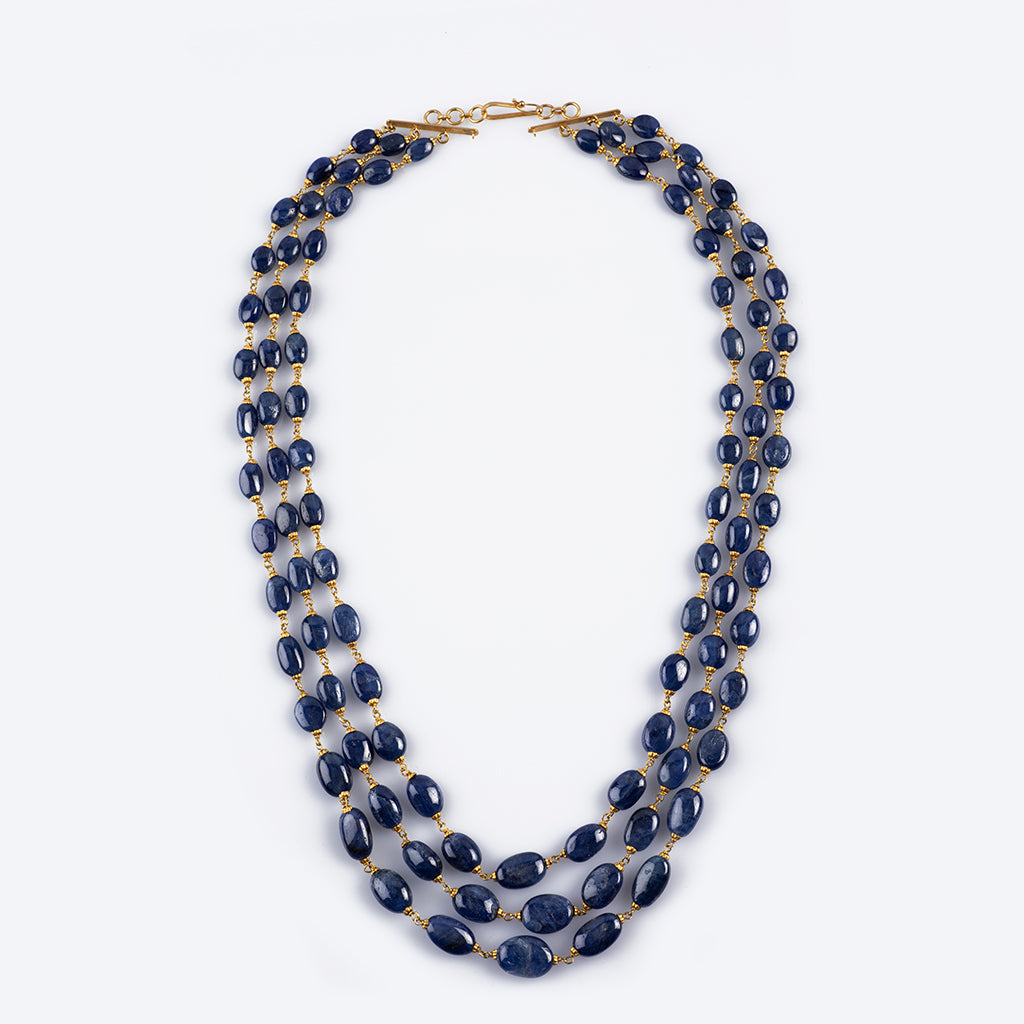 Three line necklace of sapphire maniya in gold wire STRG123