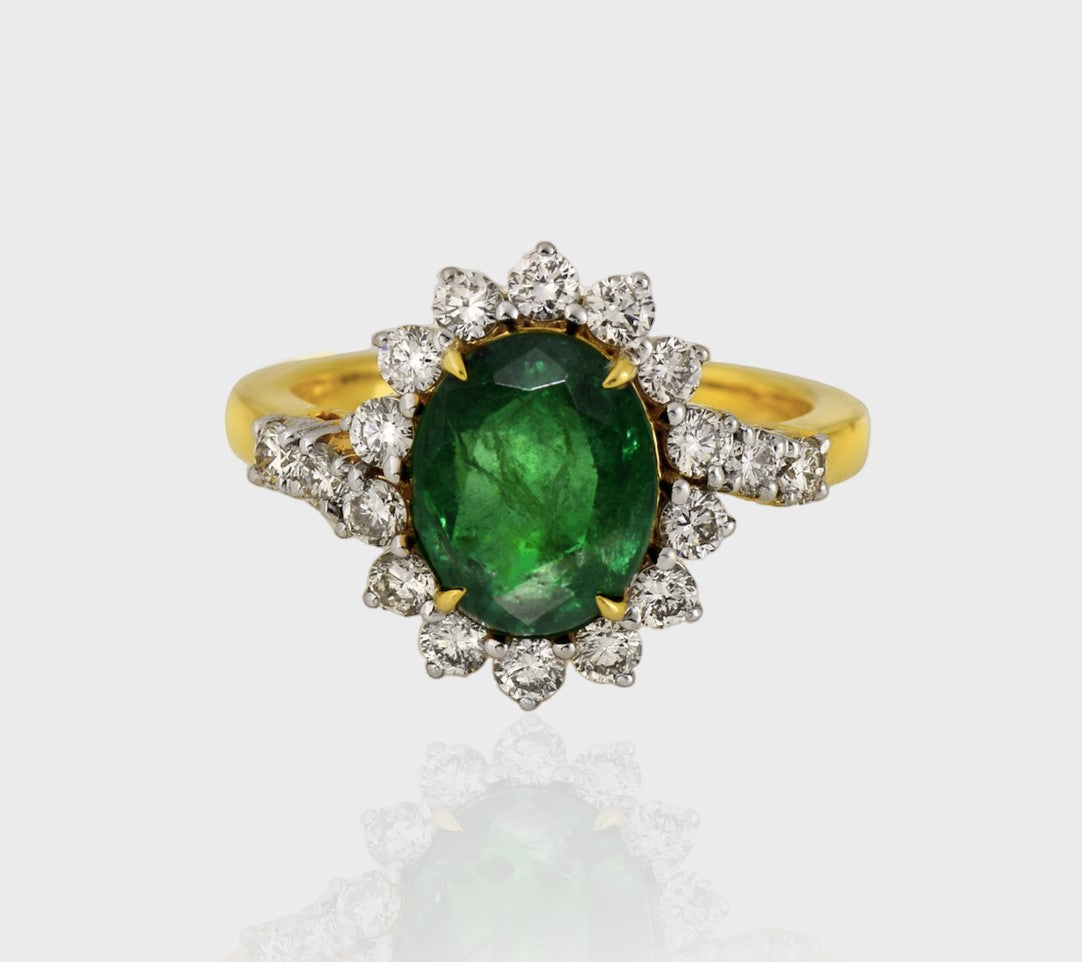 Stunning ring that celebrates the timeless beauty of emeralds and the brilliance of diamonds.(GDR0340)