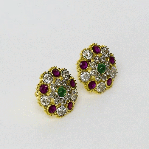 Traditional round tops featuring emeralds, rubies, and sparkling diamonds, blending vibrant colour with timeless craftsmanship for elegant, heritage-inspired luxury. (GDE0464)
