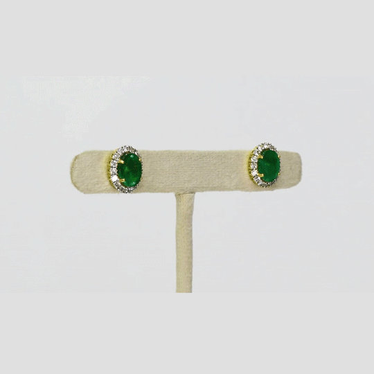 Elegant tops featuring oval emerald centres surrounded by round diamonds, combining vibrant colour with timeless design for a refined, classic look. (GDE0471)