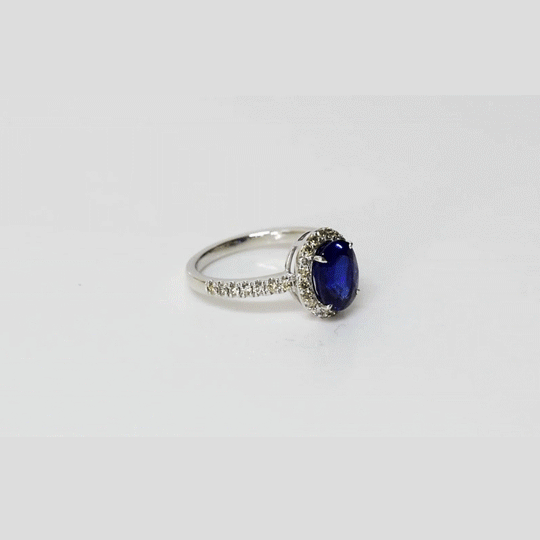 A refined ring featuring a vivid kyanite centre stone encircled by round diamonds, offering elegant contrast, brilliance, and timeless sophistication. (GDR0351)