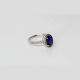 A refined ring featuring a vivid kyanite centre stone encircled by round diamonds, offering elegant contrast, brilliance, and timeless sophistication. (GDR0351)