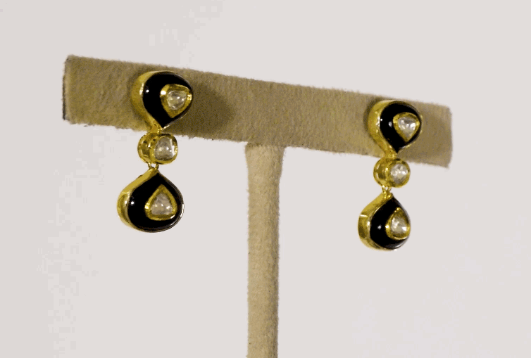 This elegant necklace features sparkling diamond Polki paired with bold black onyx, blending traditional charm with modern style. Handcrafted with precision, it's perfect for festive occasions or evening wear.(WDN1219) + (KME2448)