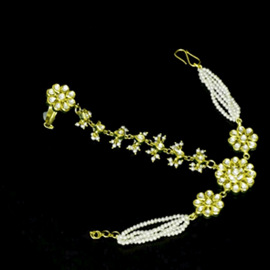Royal Diamond Polki Hathphool Grace your hands with a single-ring diamond polki hathphool, adorned with delicate pearl strands for timeless elegance and regal traditional charm.(KMHP0014)
