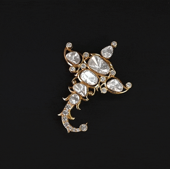 Crown your special day with the brilliance of natural Polki diamonds and sparkling round diamonds in this exquisitely crafted Kalangi.(KMKL0039)