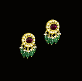 Grace your neckline with this elegant white choker necklace and tops set, featuring uncut diamonds and a striking center pink stone. A refined choice for contemporary brides and festive wear.(KMNE3576)