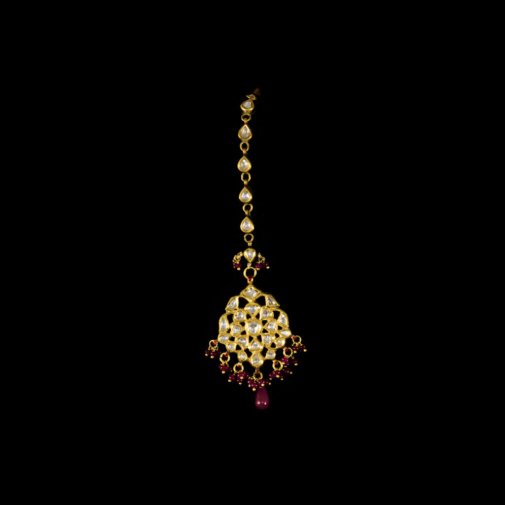 Grace your look with this exquisite Ekposta Maangtika, featuring uncut diamond Polki beautifully strung with vibrant ruby beads—a perfect blend of tradition and elegance.(KMTK0235)