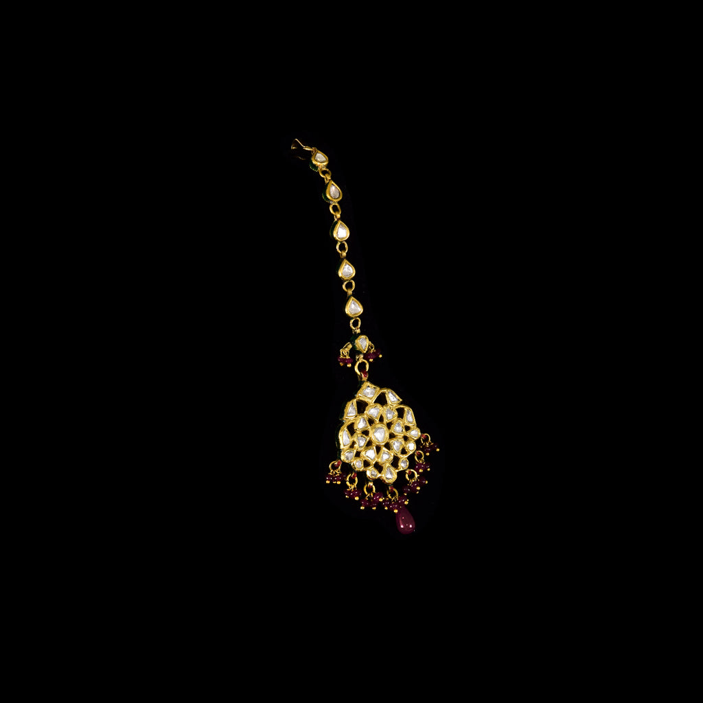 Grace your look with this exquisite Ekposta Maangtika, featuring uncut diamond Polki beautifully strung with vibrant ruby beads—a perfect blend of tradition and elegance.(KMTK0235)