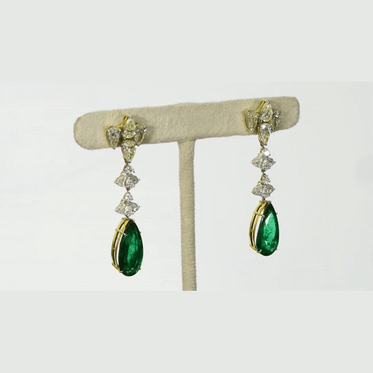 Featuring premium pear-shaped emeralds accented by shimmering diamonds, these statement earrings showcase refined craftsmanship, luxurious beauty, and a rich, graceful presence.(PGDE0439)