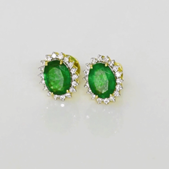 Rich oval emeralds surrounded by sparkling round diamonds, a perfect blend of beauty and sophistication.(WDN1282)
